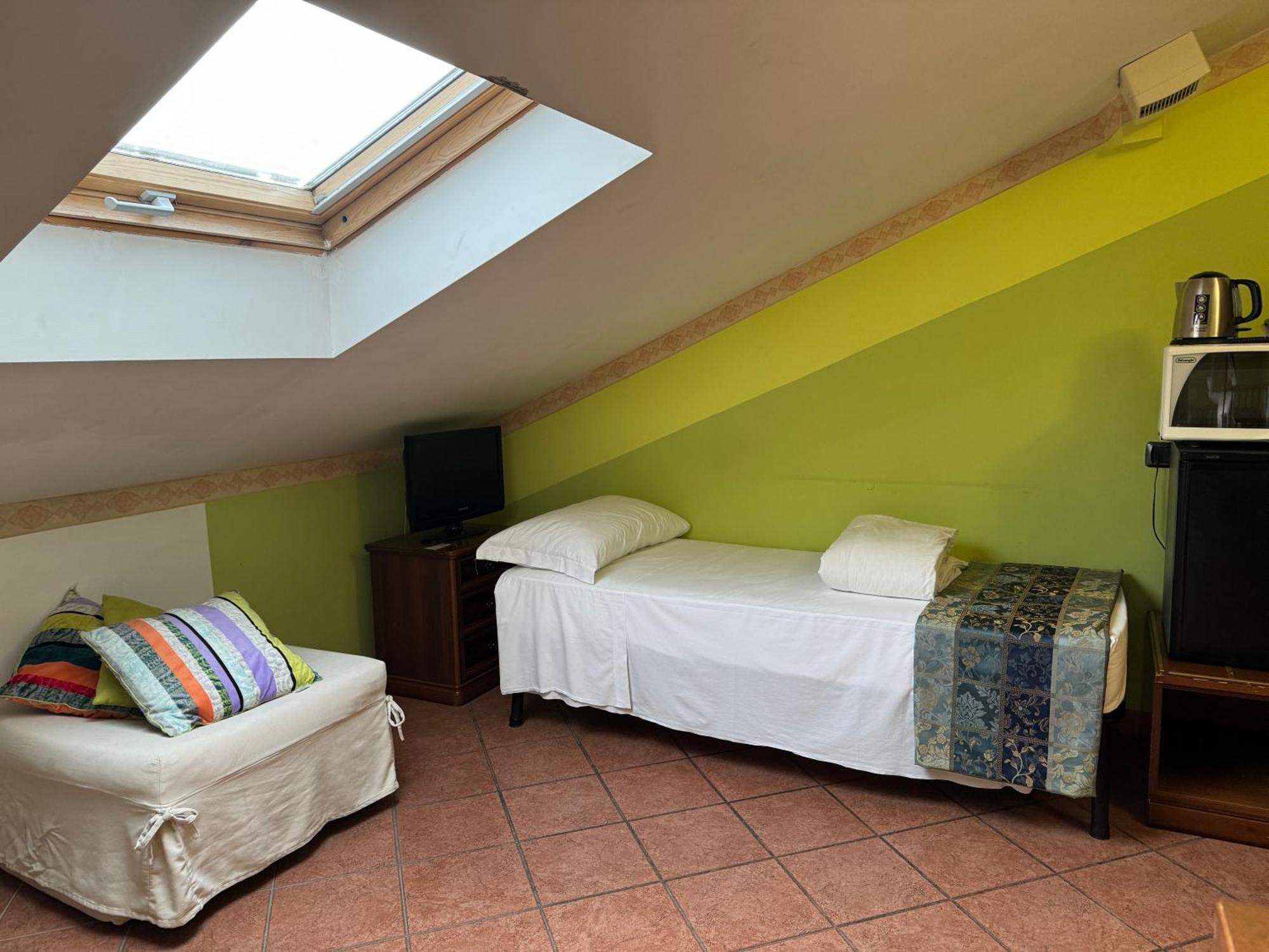 One-Bedroom Apartment - Attic,1619755556:JPEG