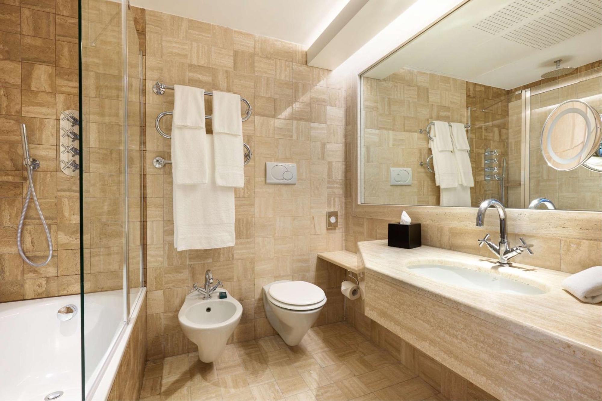 Habitación Familiar Executive con cama extragrande y acceso al salón